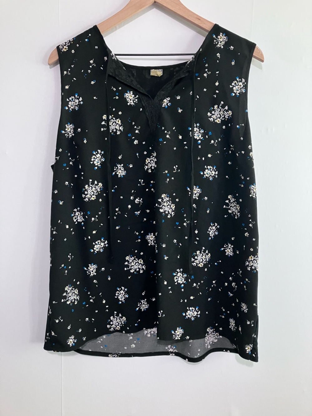 Black floral sleeveless topt with lace and tie front Size XL